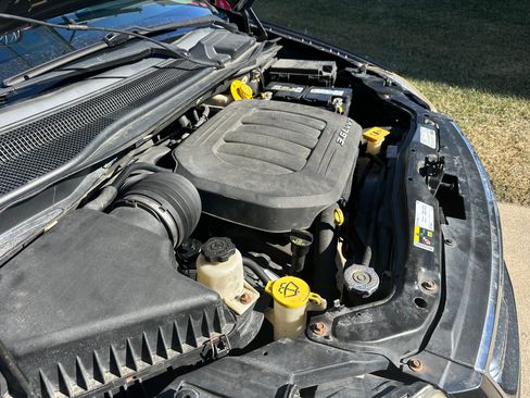 Used 2013 Chrysler Town & Country Touring image 10