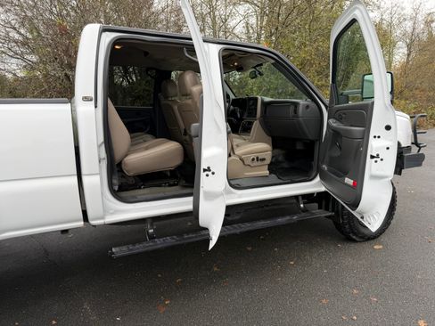 Used 2006 Chevrolet Silverado 3500 LT w/ Heavy-Duty Power Package image 9