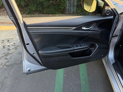 Used 2019 Honda Civic Touring image 9