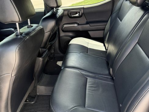 Used 2019 Toyota Tacoma TRD Off-Road AWD/4WD image 11