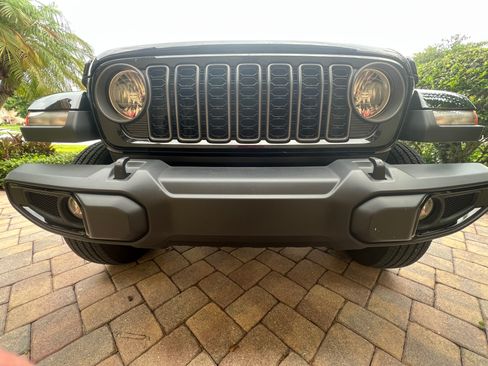 Used 2025 Jeep Gladiator Sport AWD/4WD image 5