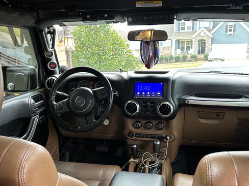 Used 2012 Jeep Wrangler Unlimited Rubicon w/ Dual Top Group image 9