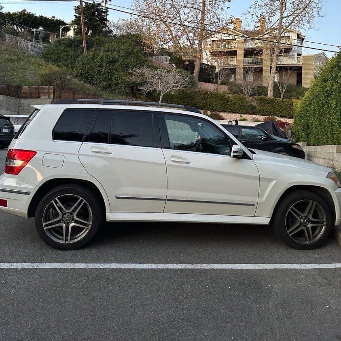 Used 2010 Mercedes-Benz GLK 350 4MATIC image 1