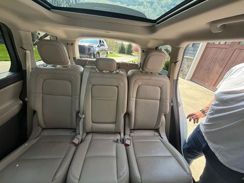 Used 2023 Lincoln Aviator Reserve w/ Elements Package Plus AWD/4WD image 2