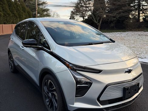 Used 2022 Chevrolet Bolt LT w/ Infotainment Package image 4