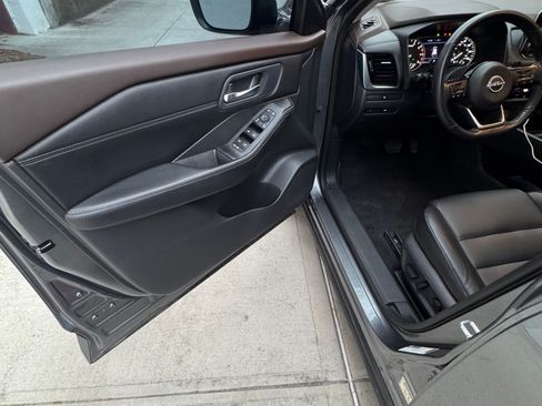 Used 2022 Nissan Rogue SV w/ SV Premium Package image 9