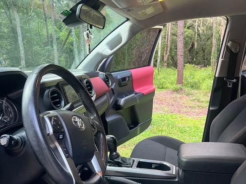 Used 2019 Toyota Tacoma SR5 RWD image 12