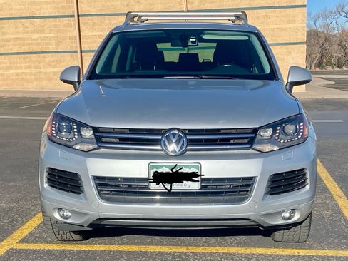 Used 2014 Volkswagen Touareg Sport image 2