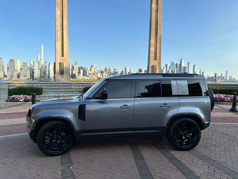 Used 2022 Land Rover Defender 110 S image 5