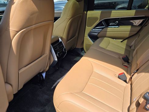 Used 2025 Land Rover Range Rover SE image 9