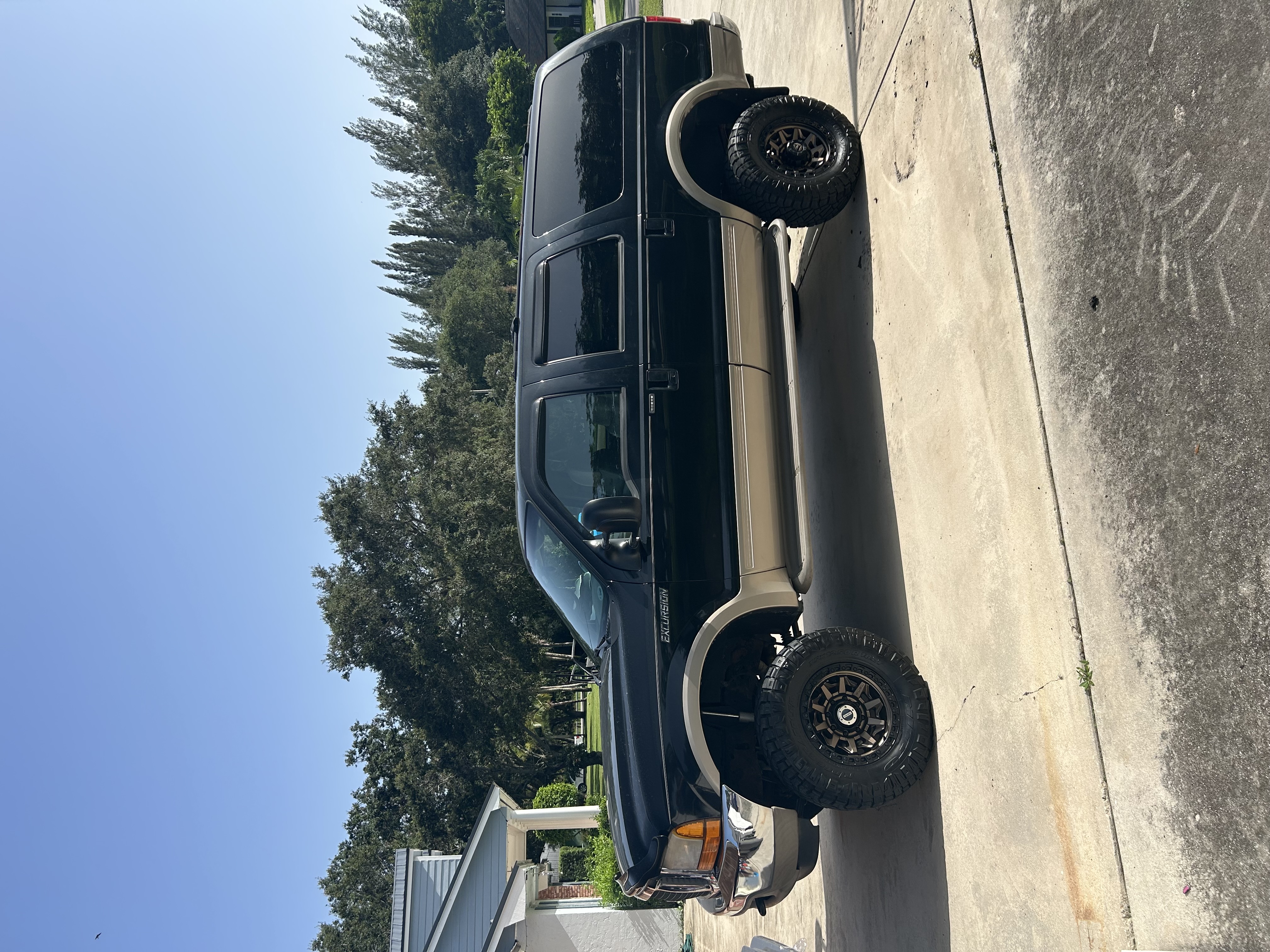 Used 2001 Ford Excursion Limited AWD/4WD image 4