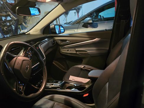 Used 2023 Chevrolet Bolt EUV LT w/ Convenience Package image 6