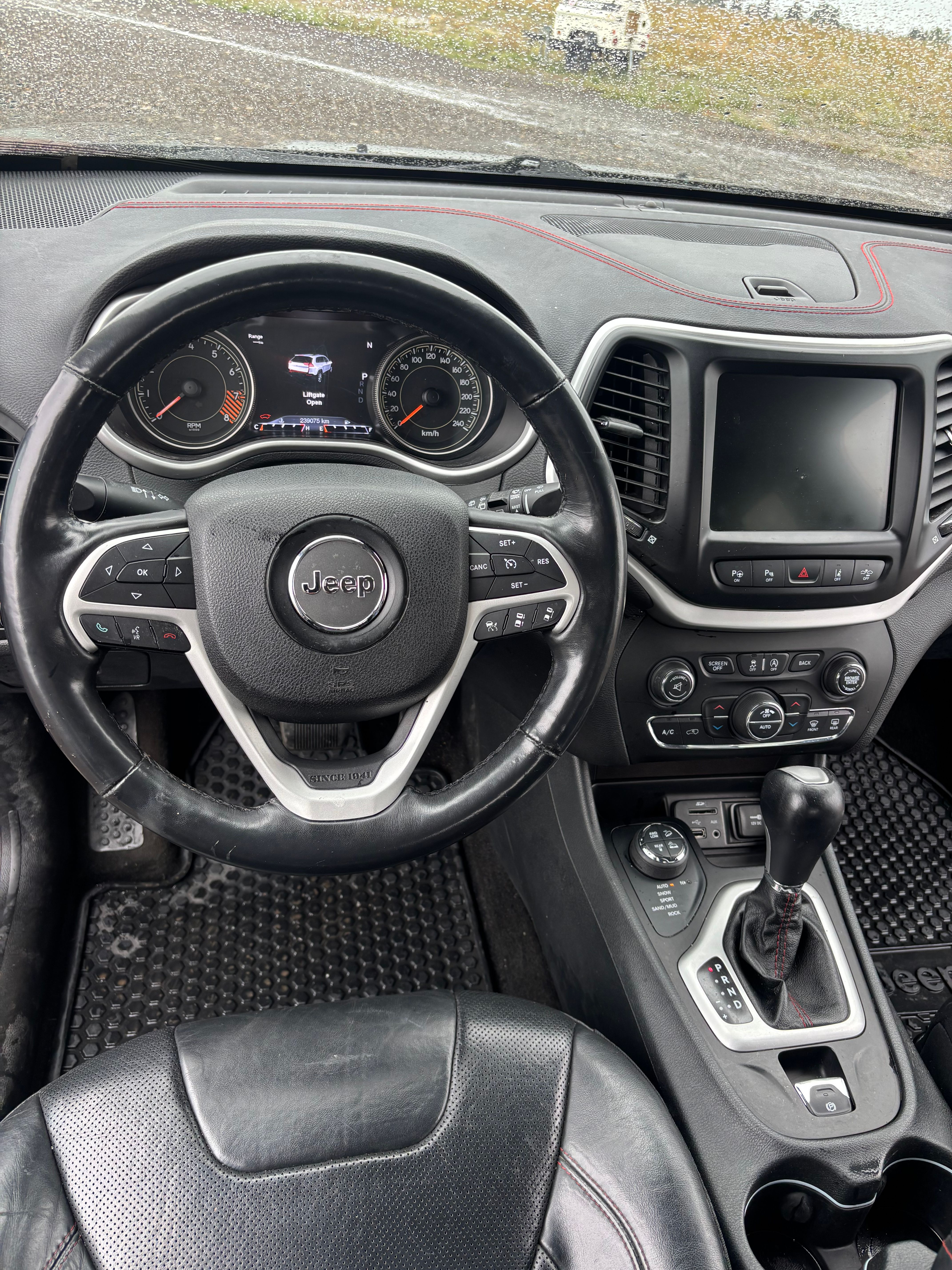 Used 2015 Jeep Cherokee Trailhawk w/ Leather Interior Group AWD/4WD image 13