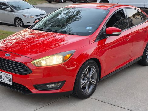 Used 2017 Ford Focus SE image 2