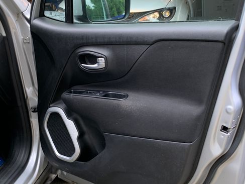 Used 2019 Jeep Renegade Latitude FWD image 9