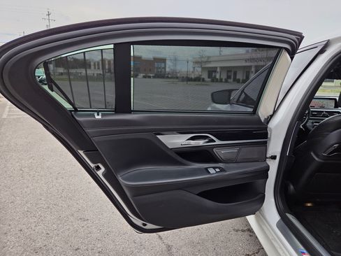 Used 2019 BMW 750i w/ Executive Package image 11