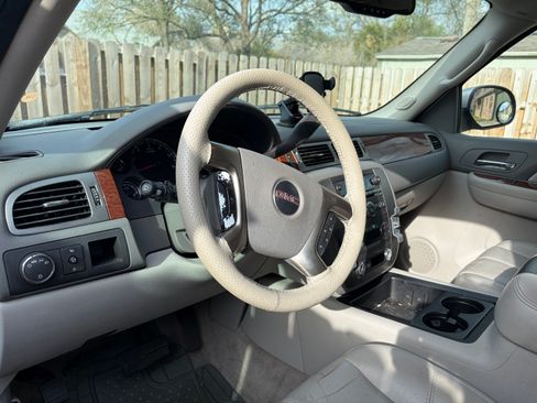 Used 2007 GMC Yukon XL SLT w/ SLT Preferred Equipment Group image 15