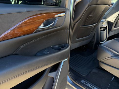 Used 2018 Cadillac Escalade Luxury image 9