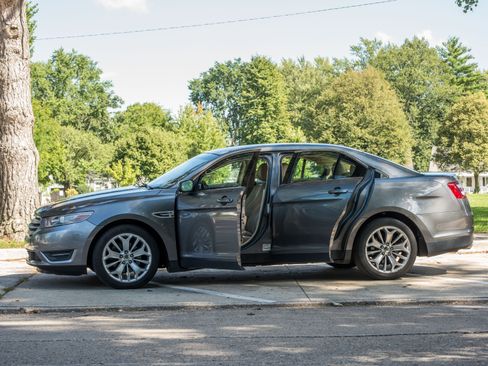 Used 2013 Ford Taurus Limited FWD image 14