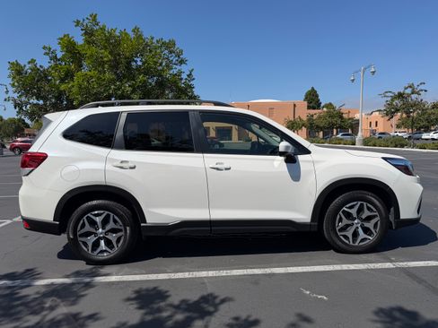 Used 2020 Subaru Forester Premium AWD/4WD image 5