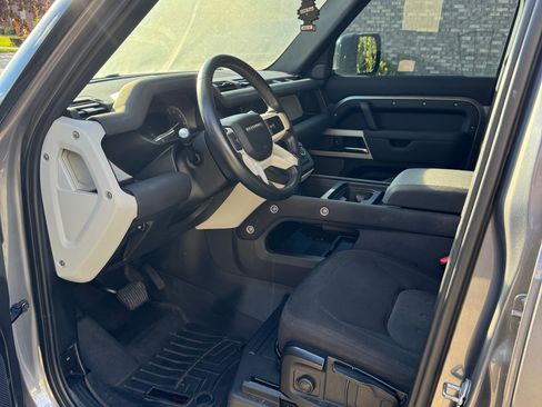Used 2022 Land Rover Defender 110 image 10