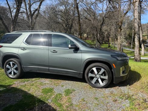 Used 2023 Chevrolet Traverse LT w/ LT Premium Package image 4