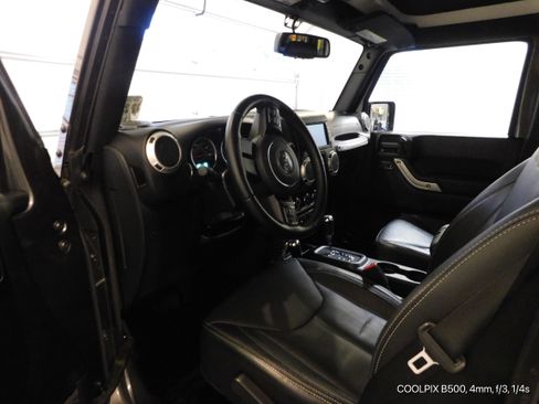 Used 2018 Jeep Wrangler Unlimited Sahara w/ Connectivity Group image 16