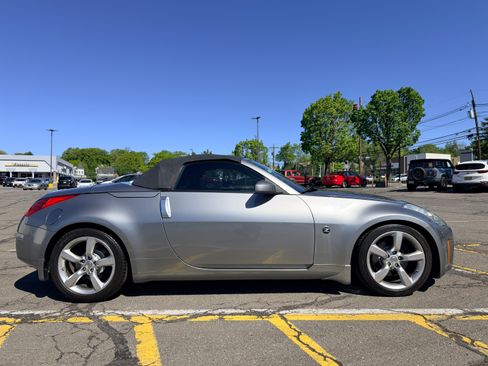 Used 2006 Nissan 350Z Touring RWD image 2