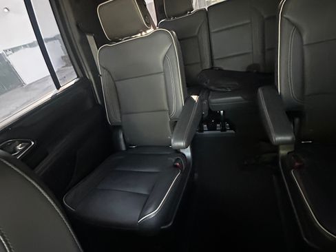 Used 2021 GMC Yukon XL SLT w/ SLT Premium Package image 5