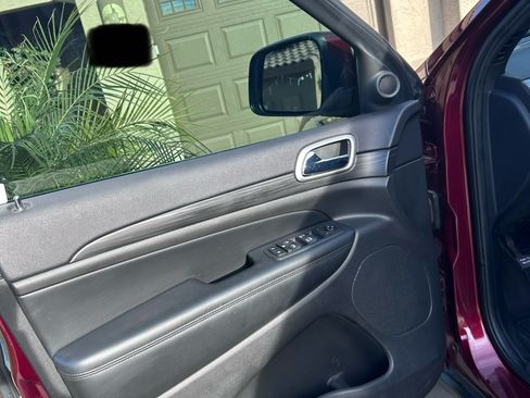 Used 2019 Jeep Grand Cherokee Laredo w/ 18" Wheel & 8.4" Radio Group image 17