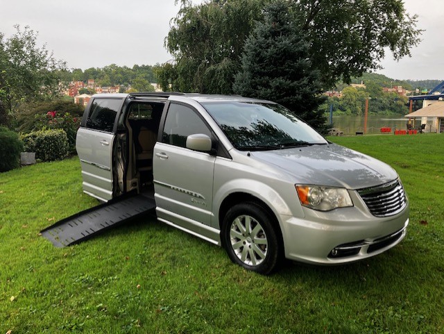 Used 2011 Chrysler Town & Country Touring-L w/ Trailer Tow Group FWD image 1