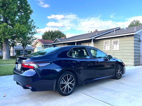 Used 2022 Toyota Camry SE image 6