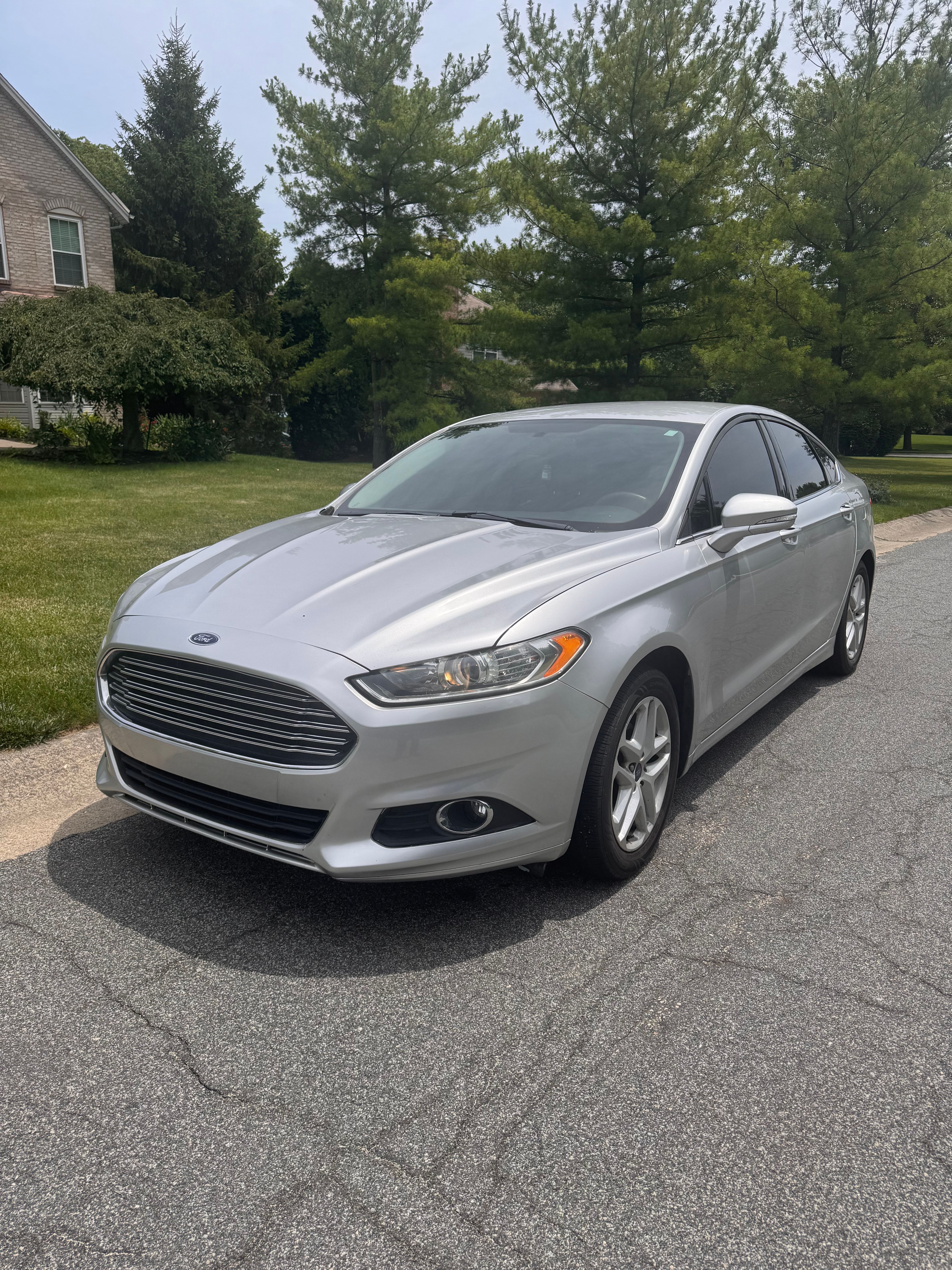 Used 2016 Ford Fusion SE FWD image 1