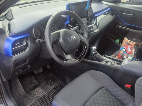 Used 2022 Toyota C-HR XLE image 2