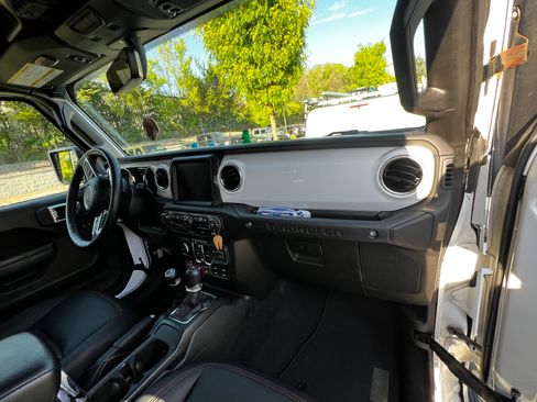 Used 2023 Jeep Wrangler Unlimited Rubicon w/ Cold Weather Group AWD/4WD image 9