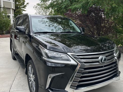 Used 2017 Lexus LX 570 4WD image 2