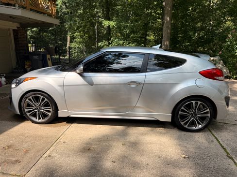 Used 2016 Hyundai Veloster Turbo FWD image 2
