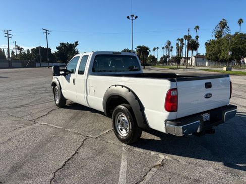 Used 2011 Ford F250 XL w/ XL Decor Pkg image 2