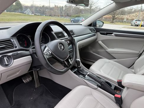 Used 2017 Volkswagen Passat 1.8T R-Line w/ R-Line Lighting Package image 10