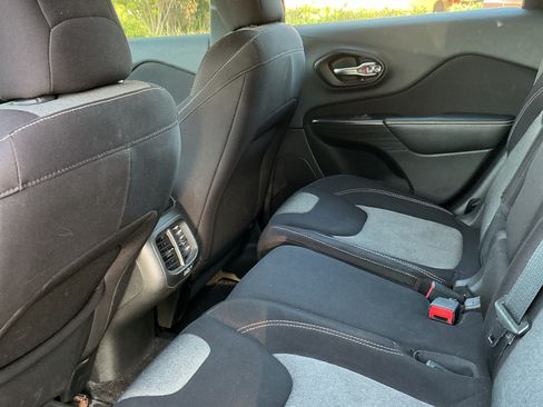 Used 2015 Jeep Cherokee Sport FWD image 8