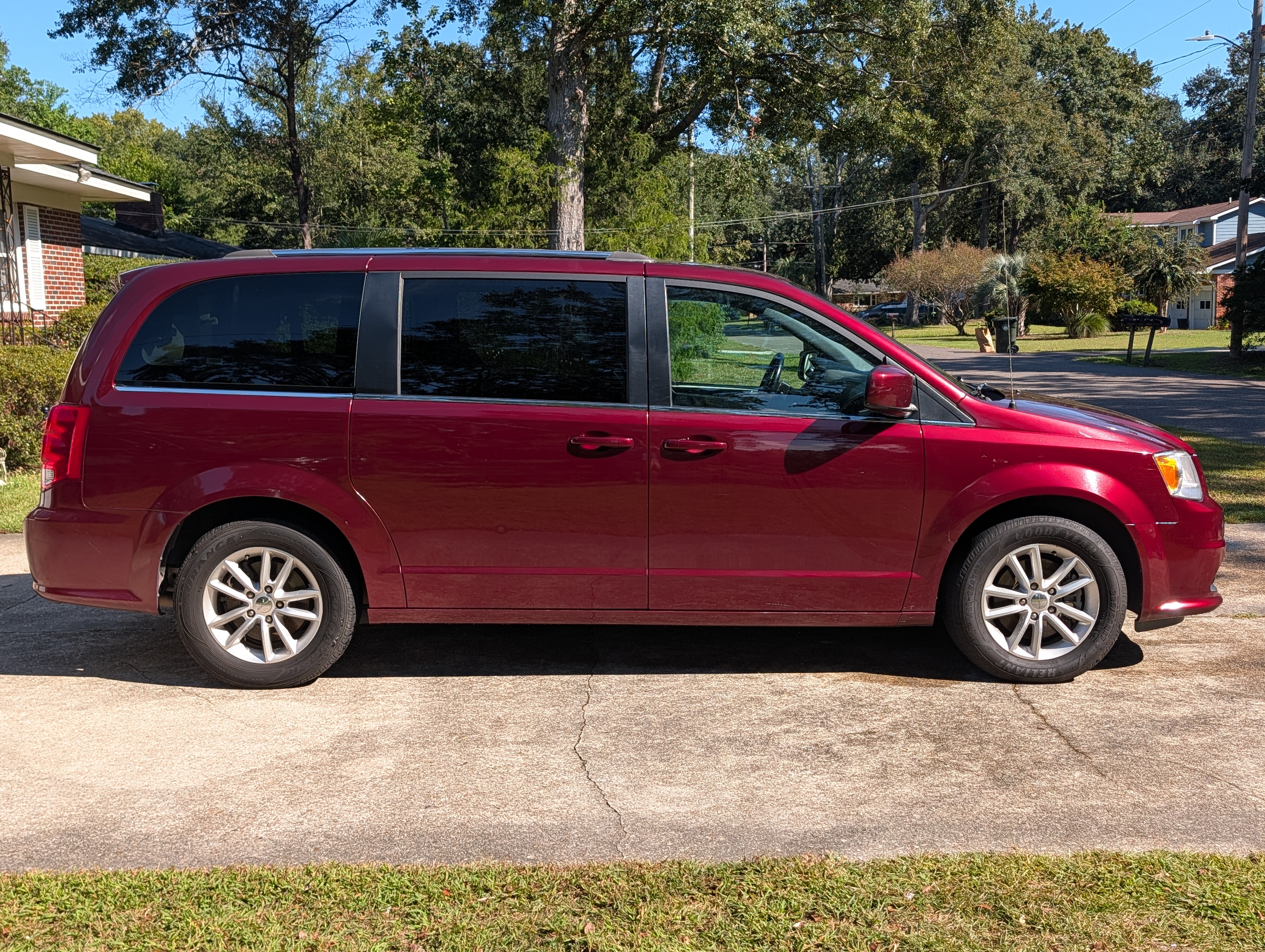 Used 2019 Dodge Grand Caravan SXT FWD image 9