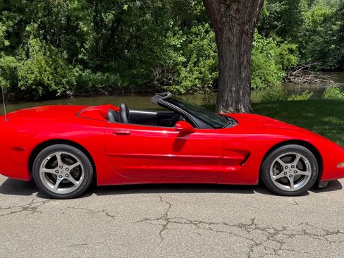 Used 2000 Chevrolet Corvette Convertible w/ Memory Pkg RWD image 22