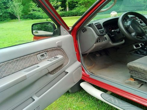 Used 2001 Nissan Xterra XE AWD/4WD image 12