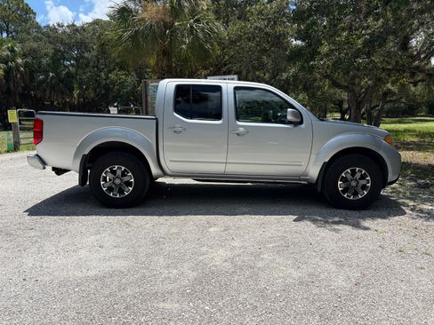 Used 2017 Nissan Frontier PRO-4X AWD/4WD image 11