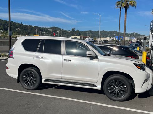 Used 2023 Lexus GX 460 Luxury image 2