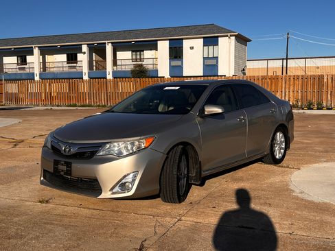 Used 2014 Toyota Camry XLE image 2