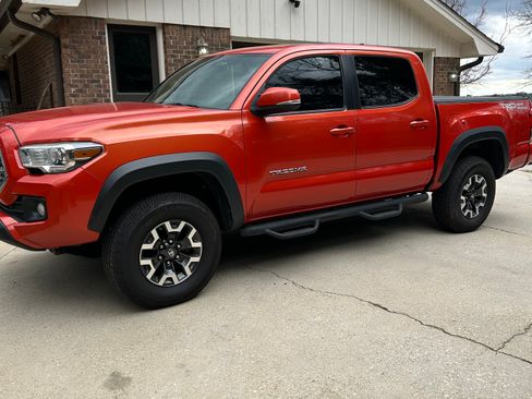 Used 2016 Toyota Tacoma TRD Off-Road w/ Premium & Technology Package image 4