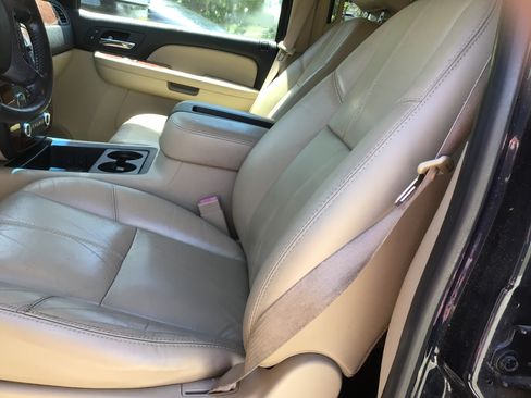 Used 2007 Chevrolet Suburban 2500 LT w/ LT Preferred Equipment Group RWD image 5