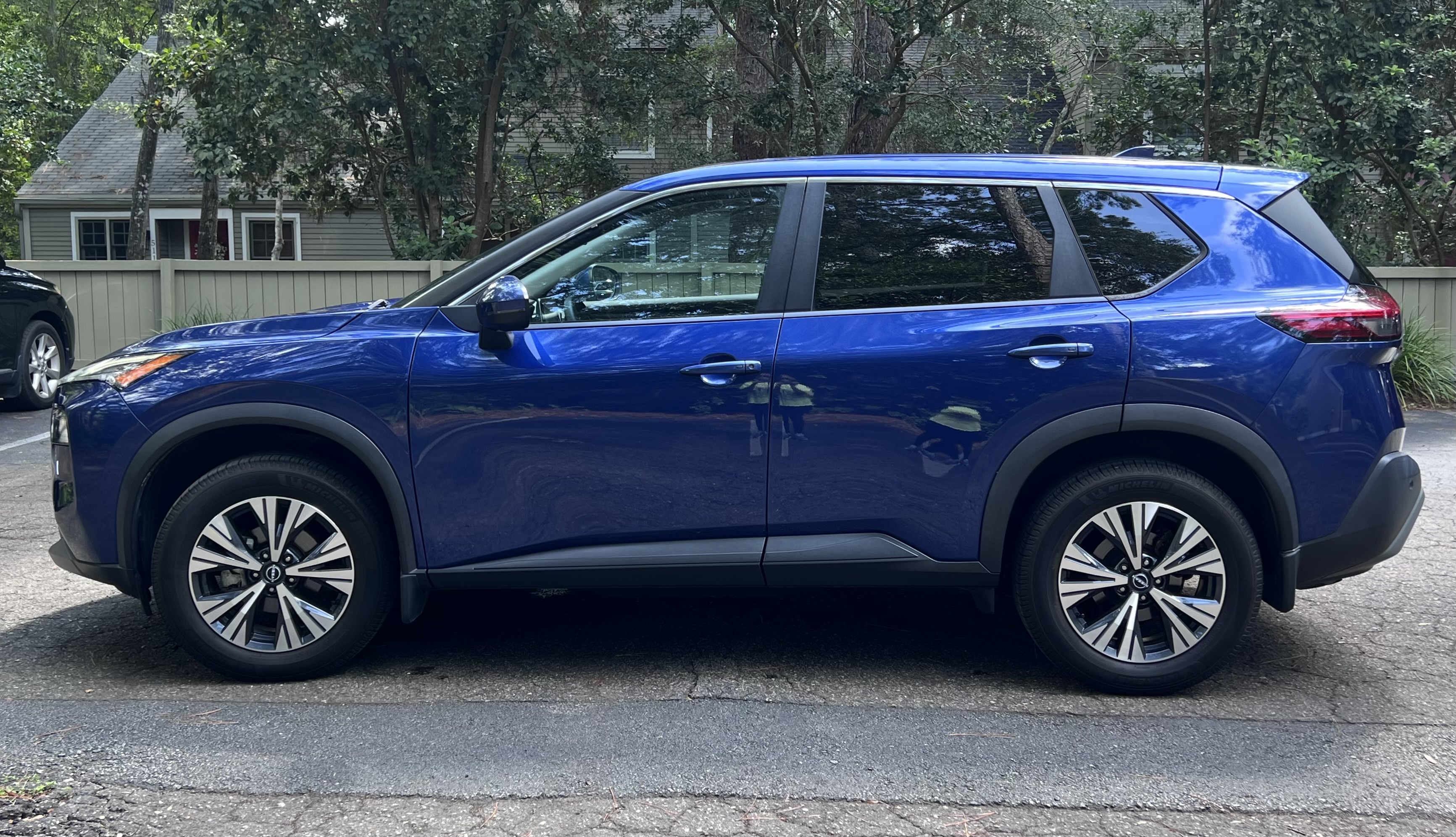 Used 2022 Nissan Rogue SV AWD/4WD image 1