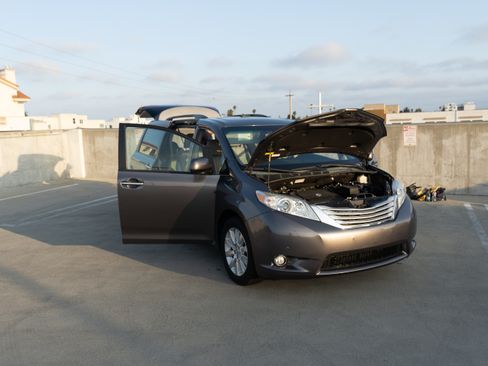 Used 2014 Toyota Sienna Limited image 12